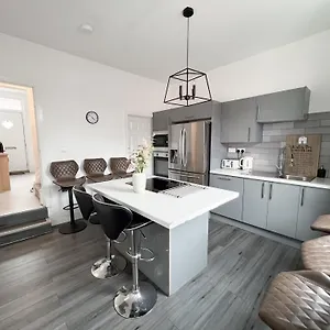 Modern 4 Bed En-suite House In - Free Parking Apartment Leeds (West Yorkshire)